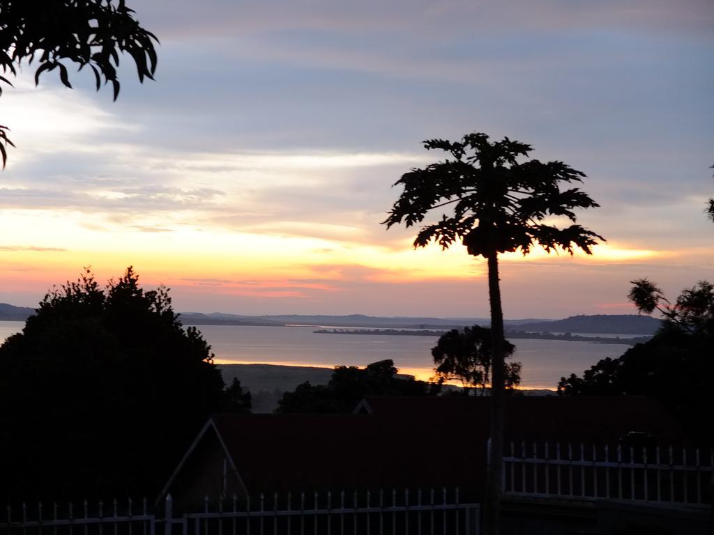 Carpe Diem Guesthouse Entebbe Exterior photo